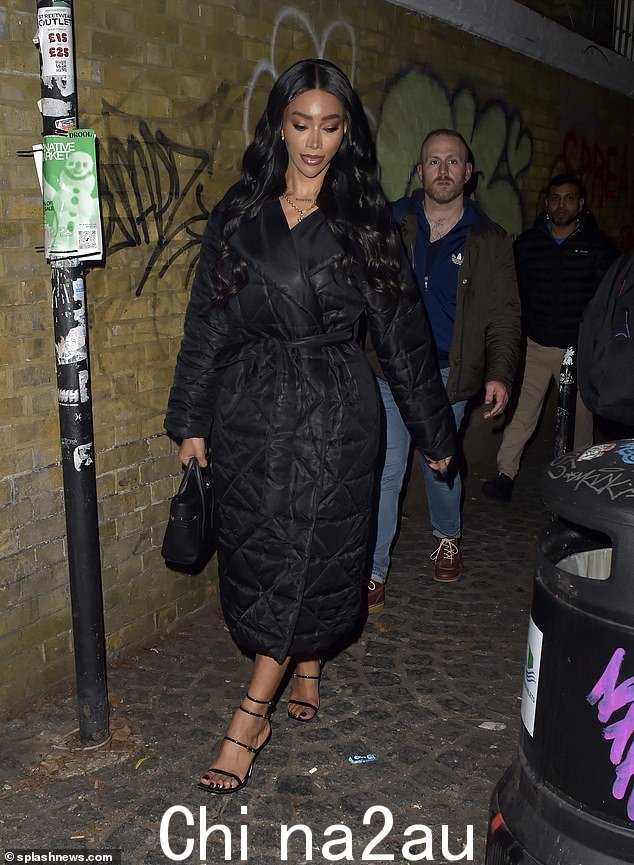 Munroe Bergdorf 裹着一件温暖的黑色长外套