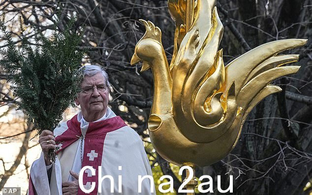 巴黎圣母院大教堂装饰着一只重新想象成凤凰的全新金鸡。四年前,一场大火摧毁了巴黎的标志性地标