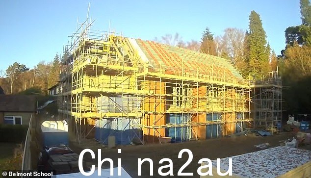 建造新学校大楼的项目原定于 2022 年底完成,但推迟了数月,于 2023 年 6 月完成(图中为正在建设中的大楼)