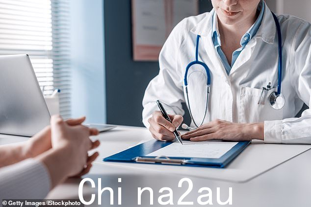 医生开了 EpiPens,并说威尔需要进行过敏筛查。在被告知可能需要几个月的时间后,Sarah Vine 选择购买私人保险