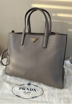 在第八天的听证会上，她携带 Prada Saffiano 灰色软皮包出庭