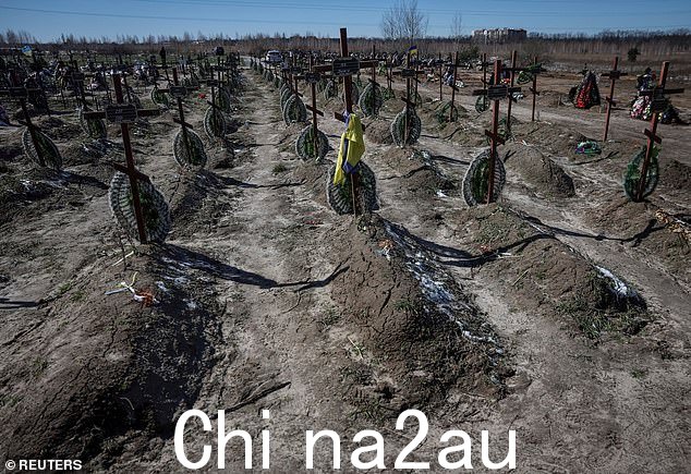 2023 年 3 月 30 日,在布查镇占领期间,在该镇的墓地里可以看到被俄罗斯士兵杀害的身份不明的人的坟墓