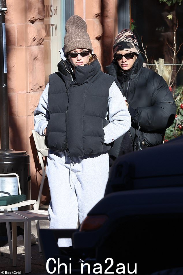周六,贾斯汀·比伯 (Justin Bieber) 滑雪时,海莉·比伯 (Hailey Bieber) 外出吃早午餐。在科罗拉多州去白雪皑皑的阿斯彭度假期间,这位 27 岁的模特决定做自己的事情,和一个好朋友一起吃点东西,而不是和她 29 岁的丈夫一起去滑雪。 =