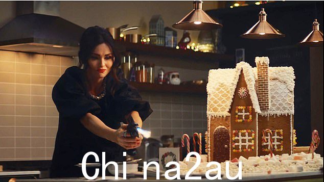 Sophie Ellis-Bextor 在玛莎百货广告中焚烧尚未写好的圣诞贺卡