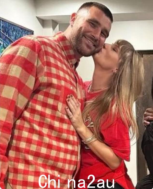NFL 球迷显然会指出 Travis Kelce 和 Taylor Swift 作为标题的明显选择