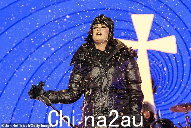 Demi 计划于 12 月 31 日在拉斯维加斯大都会酒店举办的切尔西除夕音乐会上使用她的四个八度女高音管担任主角(11 月 25 日拍摄)