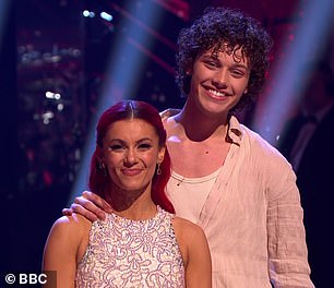 决赛入围者 Bobby Brazier 和 Dianne Buswell(如图)以及 Layton Williams 和 Nikita Kuzmin 观看了 Ellie 夺得桂冠