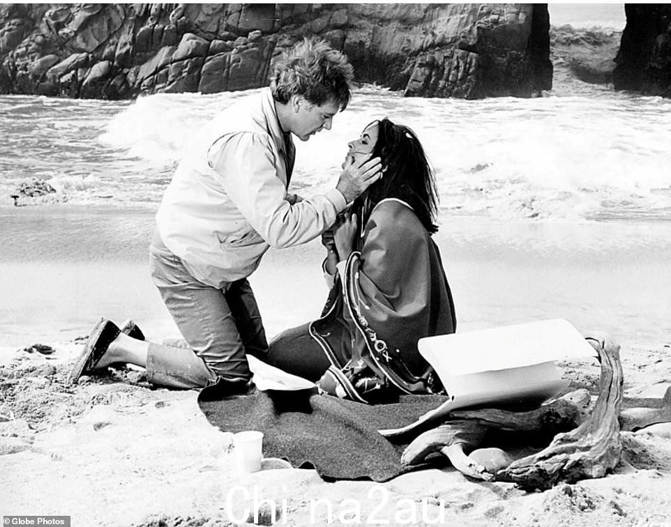 埃尔维斯·普雷斯利 (Elvis Presley) 和联合主演琼·布莱克曼 (Joan Blackman) 在 1963 年音乐剧《蓝色夏威夷》的片场手牵手在海滩上奔跑。这位歌手非常喜欢夏威夷,以至于他在热带岛屿上拍摄了三部电影