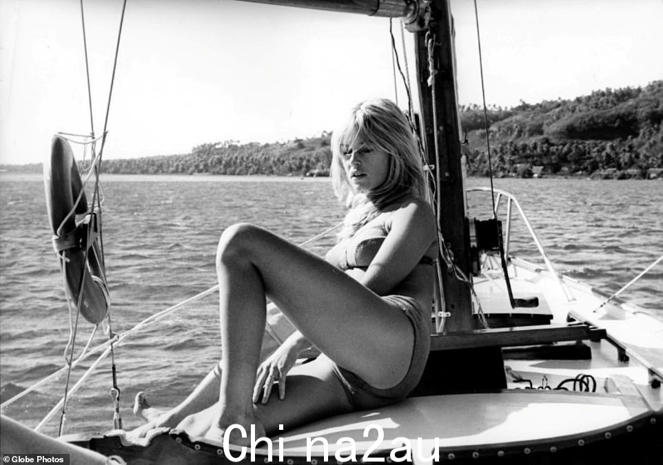 Bridget Bardot 1968 年在圣特罗佩的一艘帆船上放松的照片。这位动物活动家被昵称为性小猫