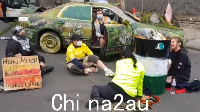 亲巴勒斯坦支持者自凌晨 5.30 起一直封锁墨尔本港道路。图片:澳大利亚天空新闻。”尺寸=“150px”src=“https://content.api.news/v3/images/bin/0079de8ca64daa437d52ca6141d2d240”loading=“lazy”/><figcaption class=“media-caption g_font-body-s”>Pro-自凌晨 5 点 30 分以来,巴勒斯坦支持者一直封锁墨尔本港道路。图片:澳大利亚天空新闻。</figcaption><img class=