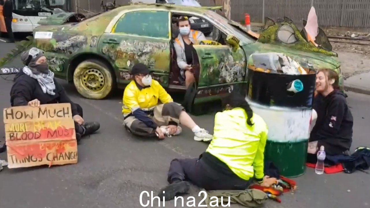 由于支持巴勒斯坦的抗议活动,墨尔本港的部分道路已被封闭靠近高速公路。图片:X