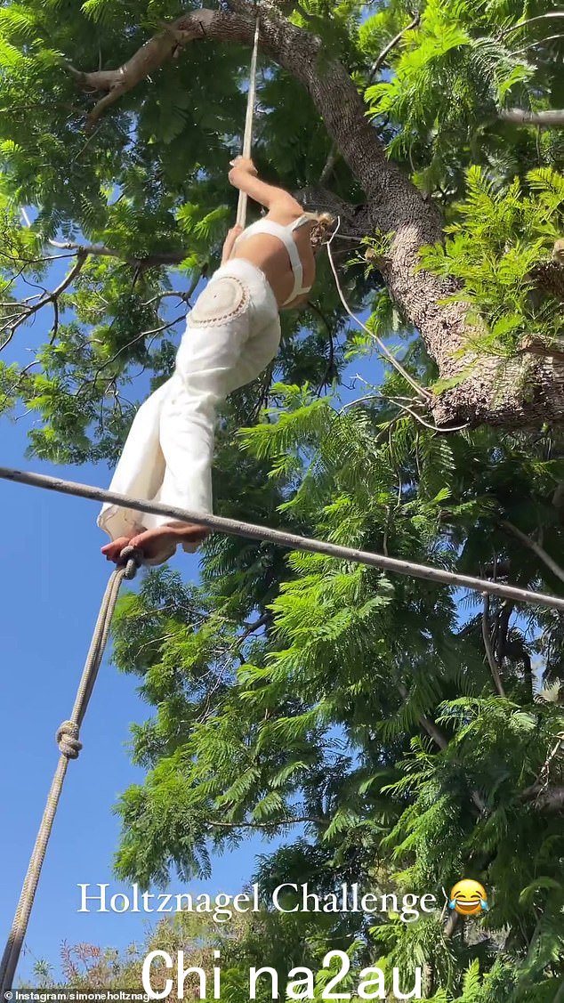 其他客人在地面上观看玛德琳穿着奶油色短上衣和配套工装裤表演令人印象深刻的特技