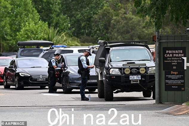 警察在离开动物园时与司机交谈