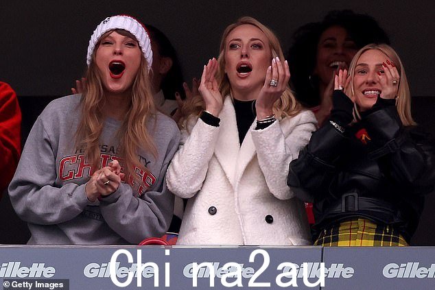 Taylor 的新好友 Brittany Mahomes(中)身穿黑色套装,搭配时尚的白色外套,站在 Swift 和造型师 Ashley Avignone(右)之间