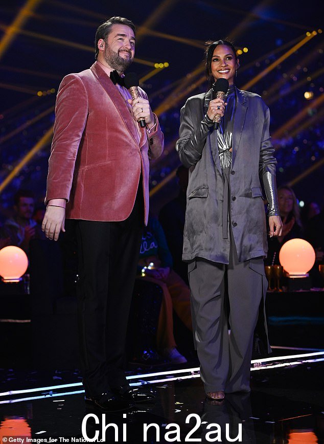 该节目由 Jason Manford 和 Alesha Dixon 主持,将于除夕夜播出