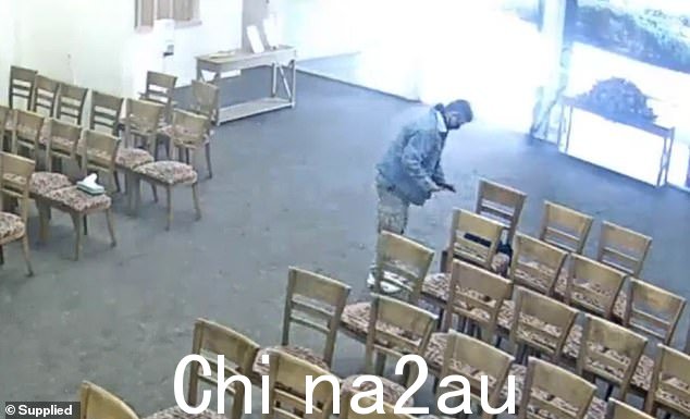 警方公布了闭路电视,显示 11 月 29 日墨尔本一家殡仪馆发生一起无耻盗窃案
