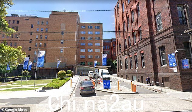 莫兰于周六被带到墨尔本圣文森特公立医院的圣奥古斯丁侧翼(上图)