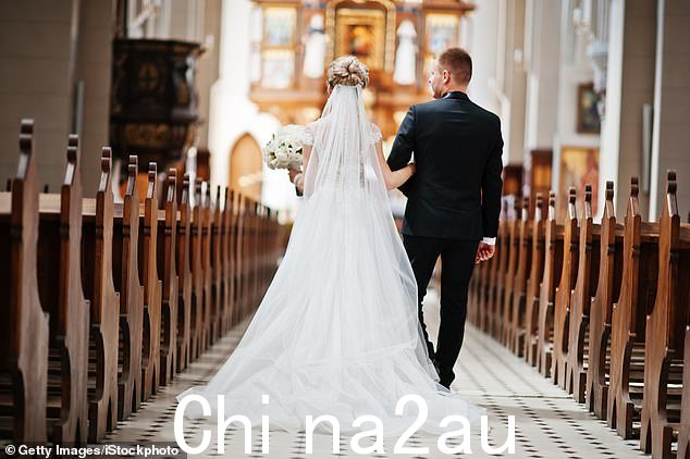 根据新的‘觉醒’教会指导方针,夫妇将被询问是否愿意被称为‘丈夫和妻子’