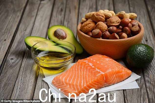 生活方式的改变会有所帮助,例如减少饮酒和减少红肉等饱和脂肪的摄入。吸烟也会产生影响