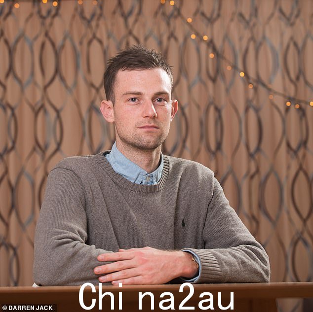 数学老师 Joshua Sutcliffe(如图)今年因对跨性别学生性别歧视并在课堂上分享他的基督教信仰而被禁止从事该职业