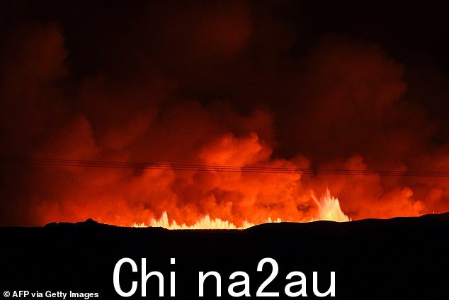 冰岛警方在一份声明中表示:“火山喷发已经开始。我们要求人们不要站在救援人员的前面,也不要朝火山喷发的方向走'