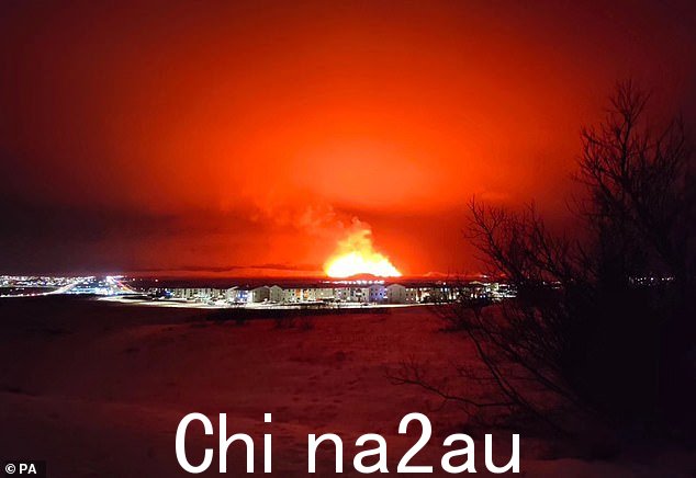 拍摄的照片从雷克雅内斯拜尔火山喷发的阿斯布鲁看到的冰岛