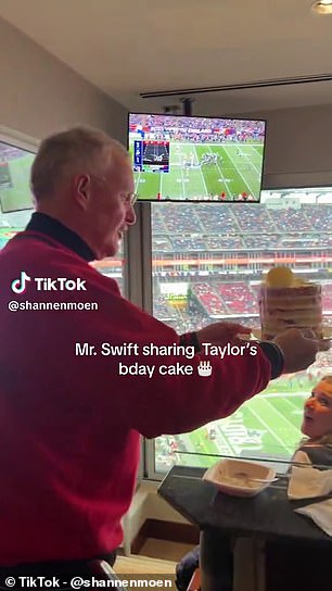 Scott Swift 漫步到邻近的 VIP 套房分发泰勒的生日蛋糕