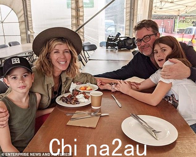 据报道,凯特·加拉威 (Kate Garraway) 正在为她的孩子们准备一个令人心碎的圣诞节,因为她的丈夫德里克·德雷珀 (Derek Draper) 上周心脏病发作(全家福摄于 2019 年)