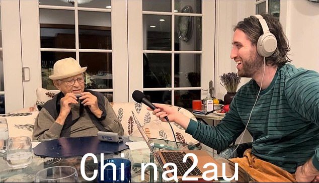 在十月发布的 Twitter 帖子中,人们看到李尔和他的孙子诺亚一起吹口琴