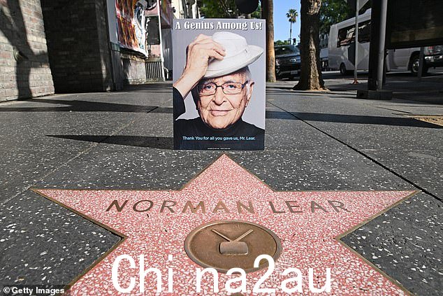亲爱的:根据 TMZ 周一获得的他的死亡证明,他的官方死因被列为“心脏骤停”(12 月 6 日好莱坞星光大道明星对这位已故电视传奇人物的看法)