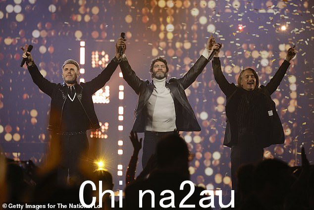Take That's Gary Barlow、Mark Owen 和 Howard Donald 的表演令人惊叹