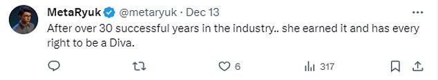 虽然一些社交媒体用户猛烈抨击这位歌手,但其他人却为她的表演辩护