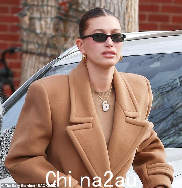社会管理模特得到了她的老朋友 Hailey Baldwin Bieber(周一拍摄)的支持,她与她共用同一造型师 Dani Michelle 和化妆师 Mary Phillips