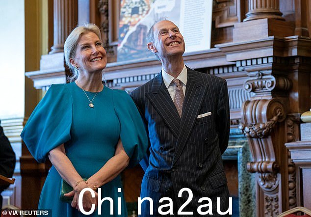 爱德华王子和他的妻子苏菲在获得新头衔的那天在爱丁堡市欣赏乌克兰合唱团的表演