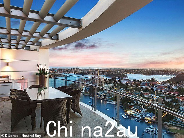 5 月,据报道,这位 56 岁的本土好莱坞巨星在北岸 Milsons Point 华丽的 Landmark Latitude 综合大楼内购买了她的第六套公寓(从公寓内的一间公寓看到的景色) prestige Spot)