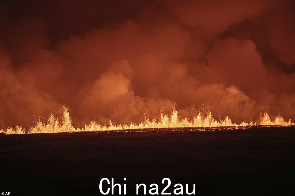 在冰岛雷克雅内斯半岛的格林达维克,火山喷发开始时可以看到熔岩喷泉,天空变成橙色
