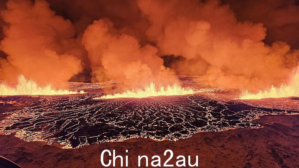 第一次喷发的航拍镜头显示近两英里的熔岩从裂缝中喷涌而出