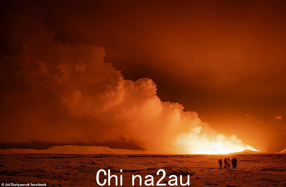一群人观看火山爆炸,浓烟滚滚升空