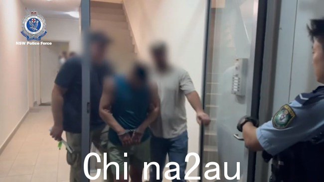 一名 24 岁男子是公寓楼的居住者，也是涉嫌绑架的受害者。他被捕并被指控提供大量违禁药物并故意处理犯罪所得。图片：新南威尔士州警方