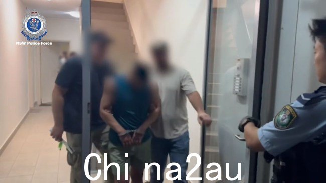 一名 24 岁男子是公寓楼的居住者,也是涉嫌绑架的受害者。他被捕并被指控提供大量违禁药物并故意处理犯罪所得。图片:新南威尔士州警方