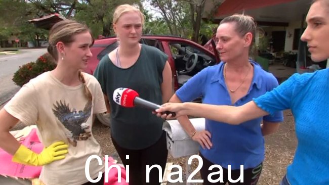 霍洛韦斯海滩的一个家庭告诉澳大利亚天空新闻记者朱莉娅·布拉德利，洪水迅速上涨并淹没了他们的家。图片：天空新闻