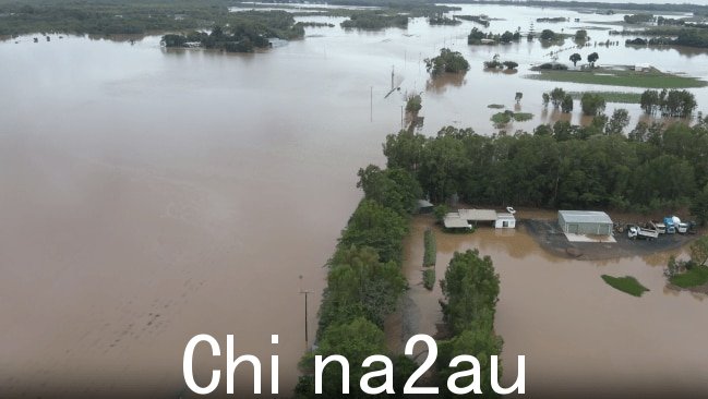 凯恩斯和昆士兰北部其他地区的居民受到强降雨引发的山洪影响气旋贾斯珀过后降雨。图片:昆士兰警方。” size=
