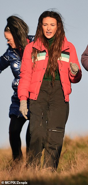 米歇尔·基冈 (Michelle Keegan) 与 Brassic 联合主演上周三在兰开夏郡拍摄热门节目时展现出时尚的身材