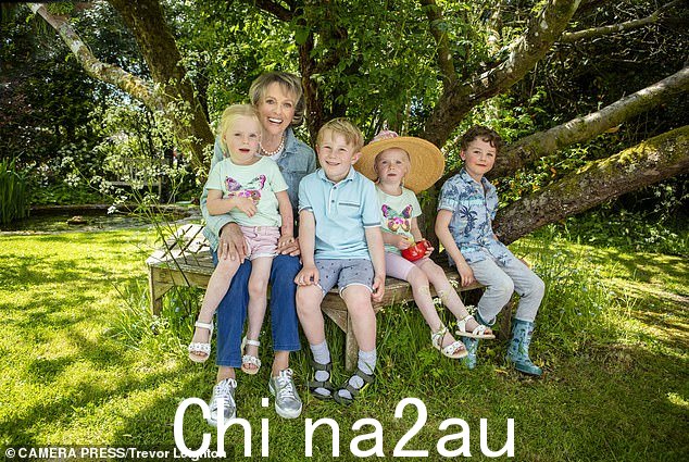 Dame Esther 向她的家人解释说,她不希望他们对我最后的记忆是痛苦的,因为如果你看到你所爱的人不幸去世,那么这段记忆就会抹掉所有的快乐时光。