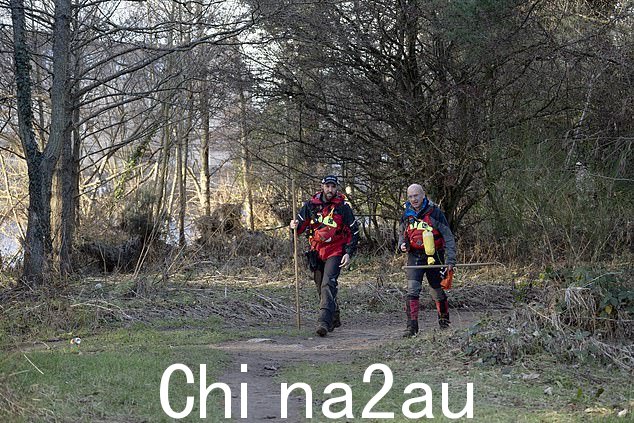 苏格兰警察、英国海岸警卫队和珀斯山地救援队在泰河搜寻