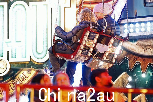 有人看到他们大吃几样美味佳肴,詹姆斯甚至还尝试了其中一项游乐设施