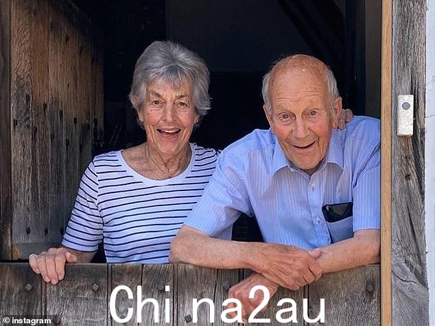 菲尔悲惨地透露了他的父母在坠机事故中“会在水下握着手”