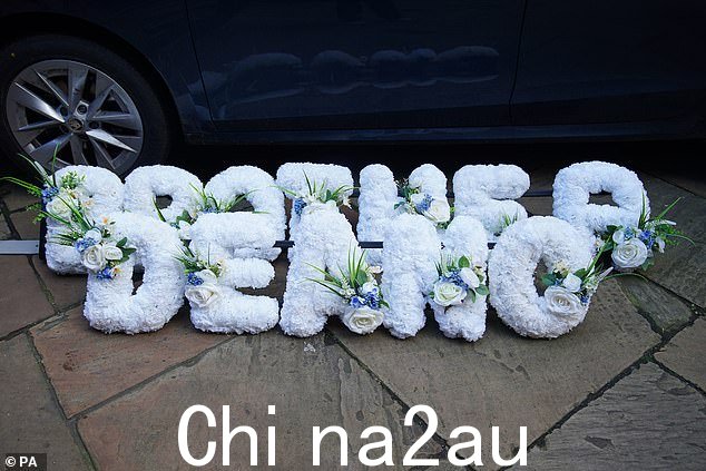 鲜花致敬被安排拼写为“兄弟”和“Deano”