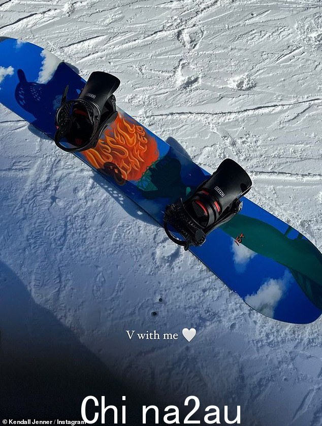 詹纳和这位说唱歌手都尚未对分手的消息发表评论，但在分手确认消息曝光后不久，这位模特在 Instagram 上分享了一张在阿斯彭旅行期间将滑雪板放在雪上的照片