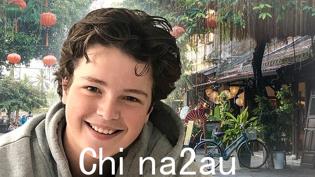 Lachlan Cook,16 岁(如图)在 2019 年 9 月去越南的一次学校旅行中去世。这位患有 1 型糖尿病的青少年在旅行几天后就病倒了出现首次症状 24 小时后被送往医院